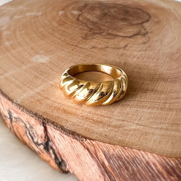 n e w | 14k gold croissant dome ring - Picture 2 of 5